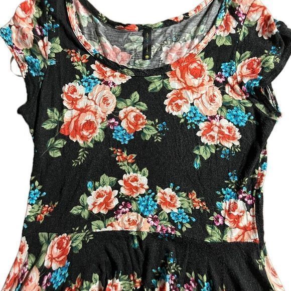 Women’s size large Luna Tiks short sleeve top - black with flowers - Picture 3 of 6